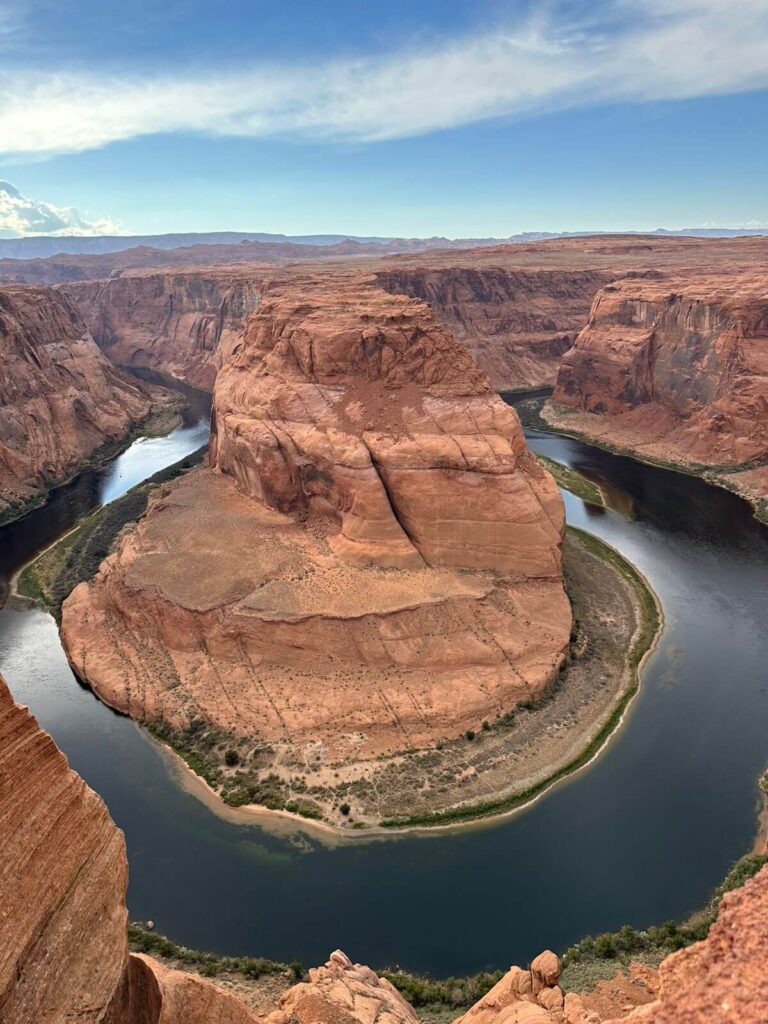 Vista panorâmica do Horseshoe Bend, com o rio Colorado formando uma curva em ferradura entre os cânions gigantes.