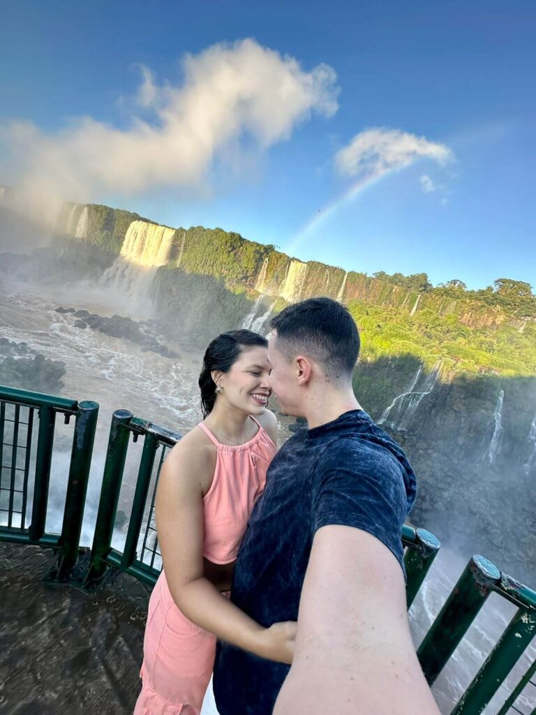 Casal viajando em frente às Cataratas do Iguaçu durante roteiro de 4 dias em Foz do Iguaçu.